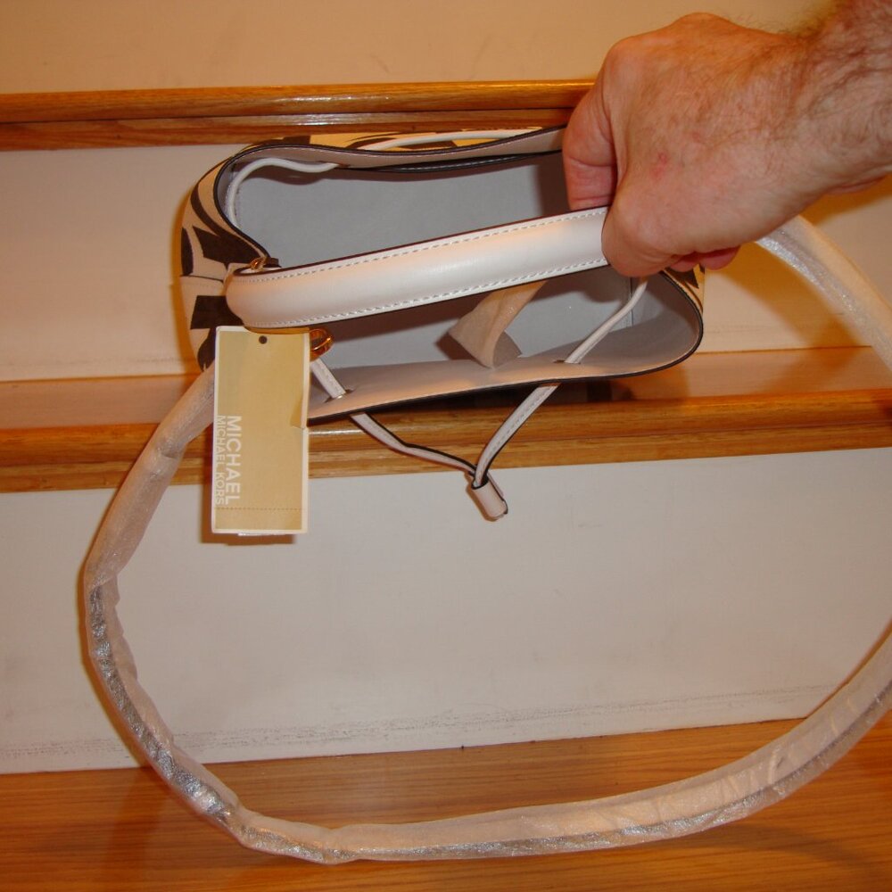 Michael Kors Suri LG Bucket Shoulder/Crossbody Bag MK White/Brown NEW WITH TAGS! - Picture 8 of 10